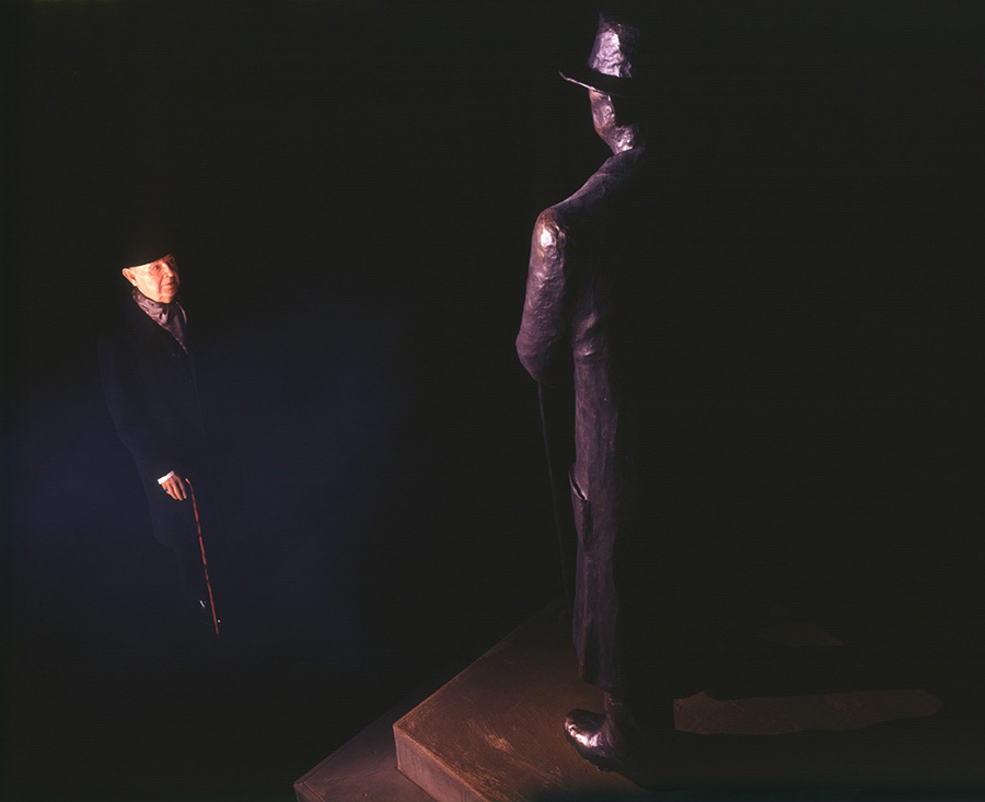 VATERBILDER | FATHERPICTURES - STAGED FAMILY PICTURES WITH SILICONE PUPPETS - Der Vertrag / The contract- 2004 ©  Burkhard von Harder