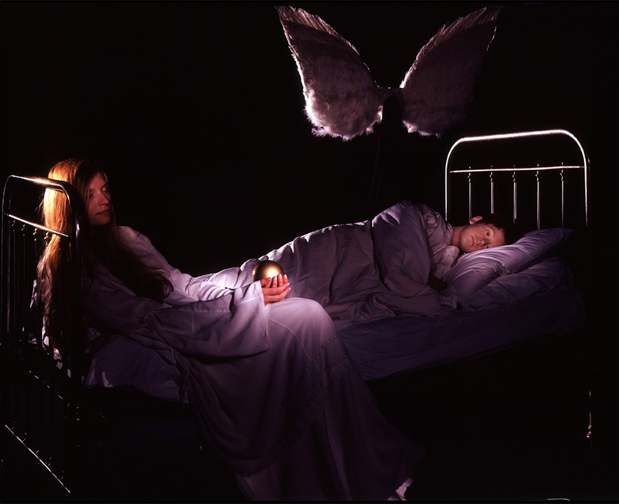 VATERBILDER | FATHERPICTURES - STAGED FAMILY PICTURES WITH SILICONE PUPPETS - Der Vertrag / The contract- 2004 ©  Burkhard von Harder