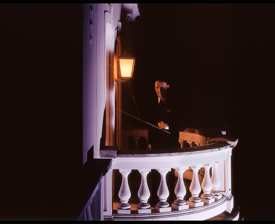 VATERBILDER | FATHERPICTURES - STAGED FAMILY PICTURES WITH SILICONE PUPPETS - Der Vertrag / The contract- 2004 ©  Burkhard von Harder