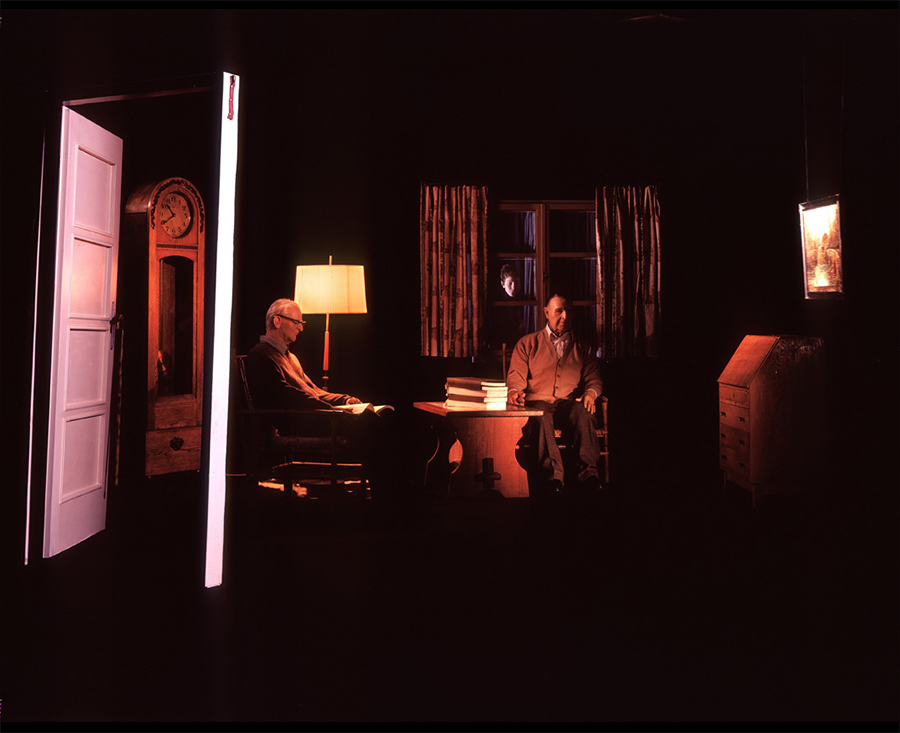 VATERBILDER | FATHERPICTURES - STAGED FAMILY PICTURES WITH SILICONE PUPPETS - Der Vertrag / The contract- 2004 ©  Burkhard von Harder