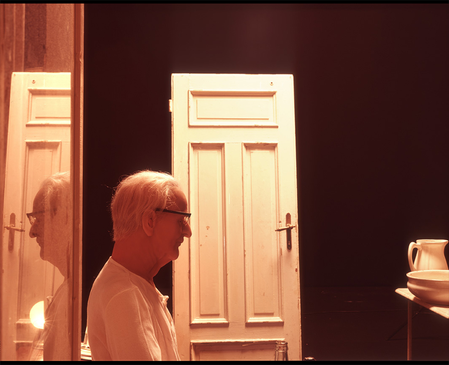 VATERBILDER | FATHERPICTURES - STAGED FAMILY PICTURES WITH SILICONE PUPPETS - Der Vertrag / The contract- 2004 ©  Burkhard von Harder